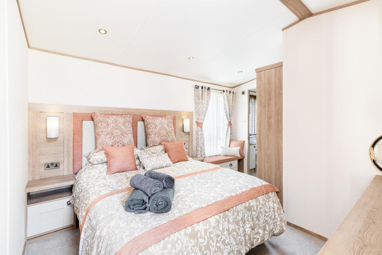 Clearwater Villa South Cerney Ngoại thất bức ảnh