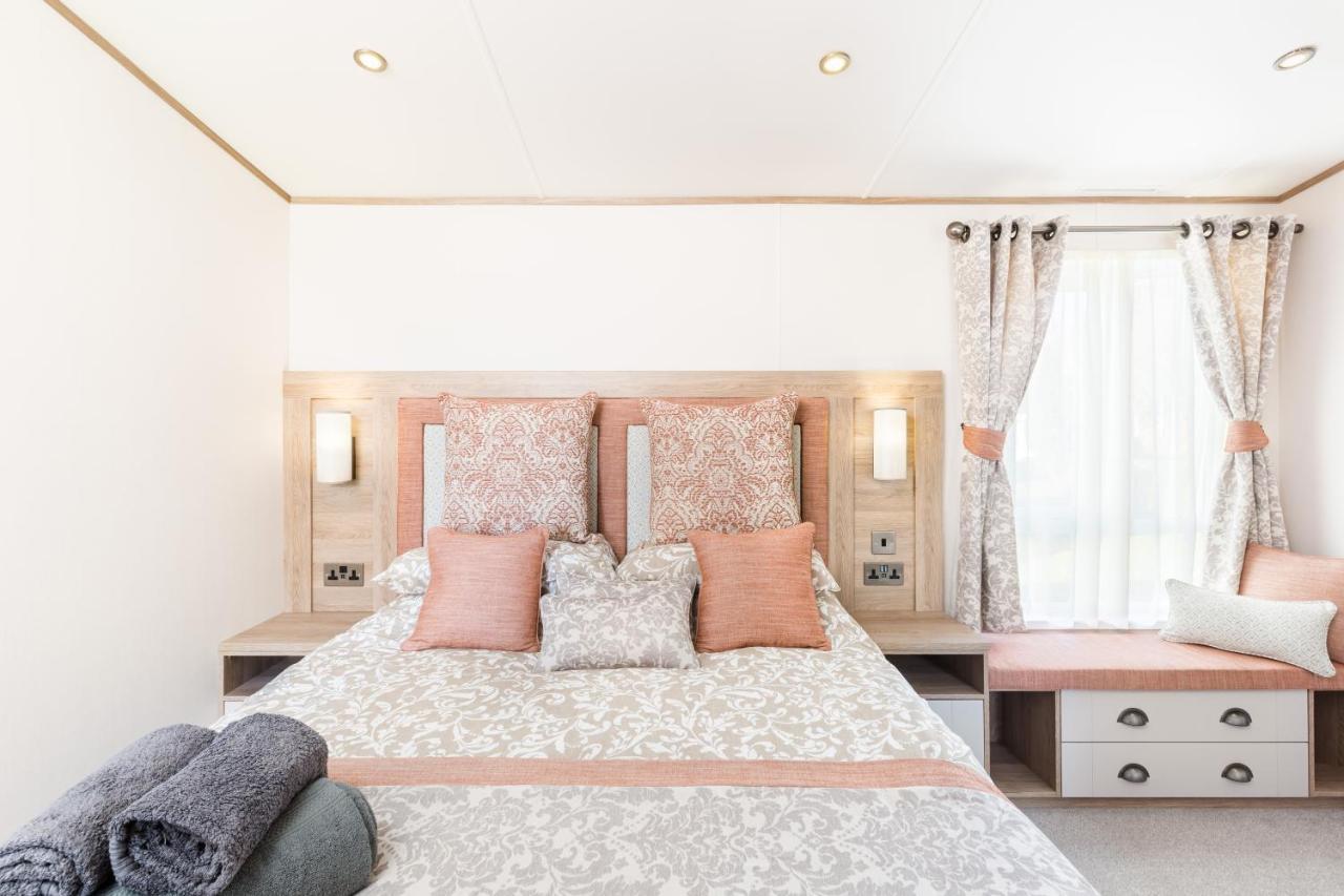 Clearwater Villa South Cerney Ngoại thất bức ảnh