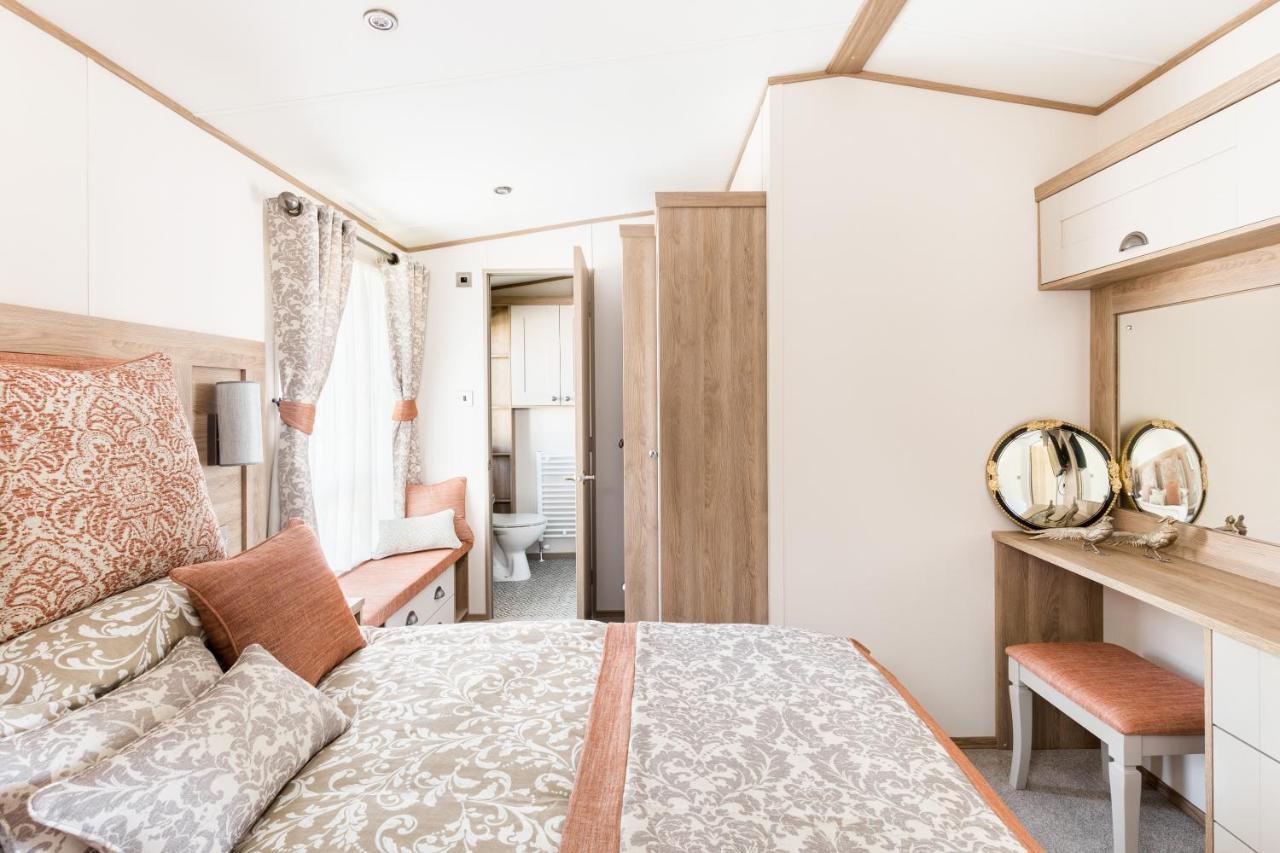 Clearwater Villa South Cerney Ngoại thất bức ảnh