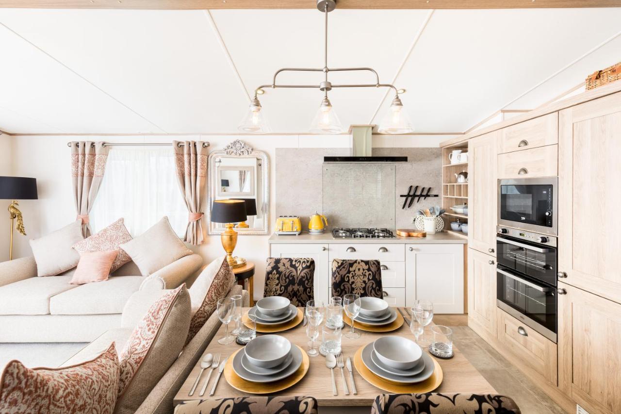Clearwater Villa South Cerney Ngoại thất bức ảnh