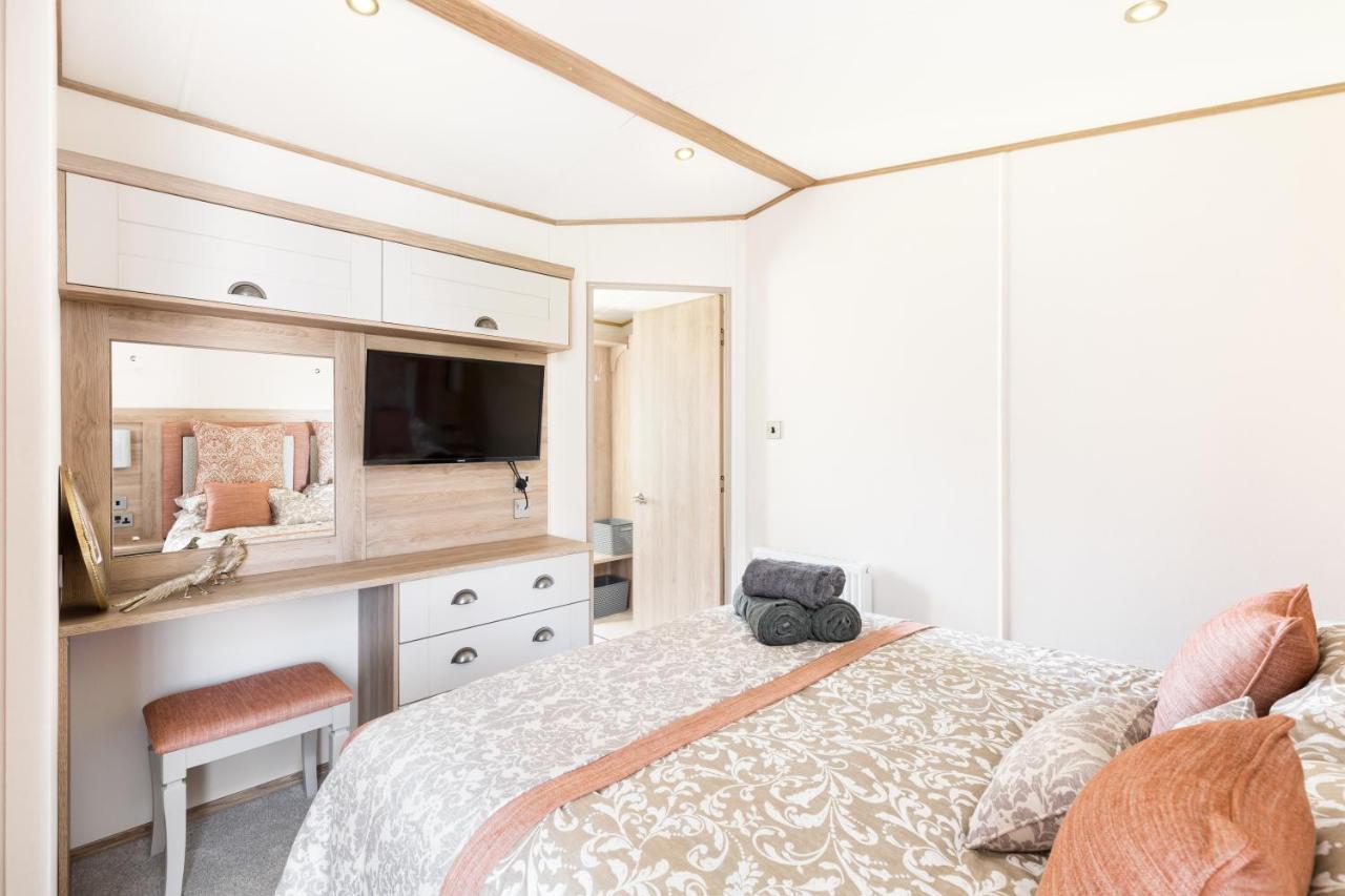 Clearwater Villa South Cerney Ngoại thất bức ảnh